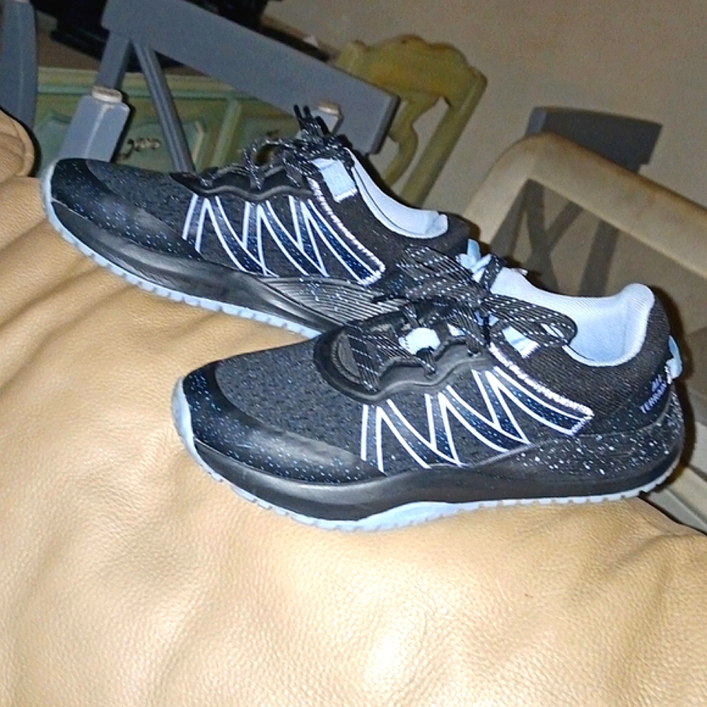 AVIA- ALL.TERRAIN.TRAIL-WOMAN'S SIZE: 6, BLACK.LAVENDER,&GREY *LIKE-NEW*SNEAKERS